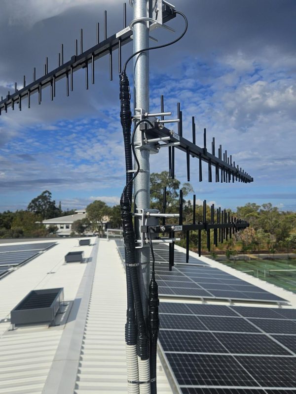 DAS - Triple yagi solar panels